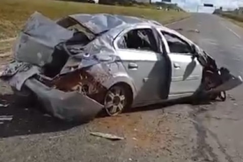 Homem morre após ser arremessado de carro durante acidente na BR-060, em Anápolis